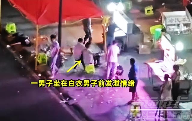 贵阳6分35秒暴力事件全程曝光：男子持大刀叫嚣，反遭群殴倒地！-13.jpg