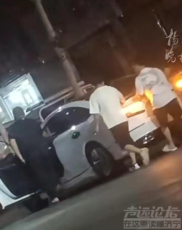 河南周口5名男子酒后推车行为算不算酒驾？是否有安全隐患？-2.jpg