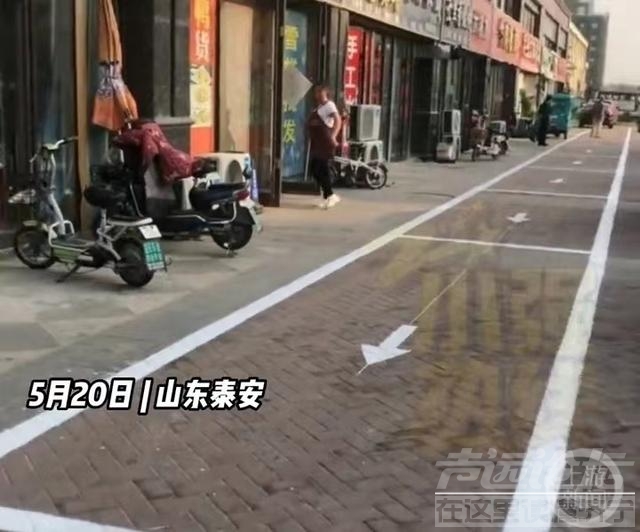 山东泰安一街道商铺门口被挨个划停车位，当地城管局：已重新调整-1.jpg