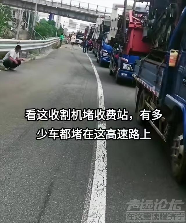 河南降雨在路上，收割机因为没证还在高速上，农民心急到嗓子眼上-2.jpg