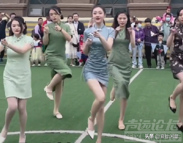 山东某幼儿园辣妈团走红！穿旗袍跳舞庆祝六一，身材火爆惹争议！-12.jpg