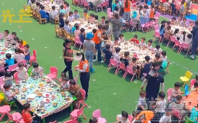 幼儿园摆20桌请200多名孩子吃席庆“六一”，园长：有龙虾、烧鸡、牛肉等，很多家长都想代替孩子过来-1.jpg