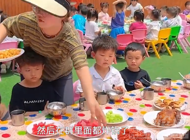 幼儿园摆20桌请200多名孩子吃席庆“六一”，园长：有龙虾、烧鸡、牛肉等，很多家长都想代替孩子过来-3.jpg