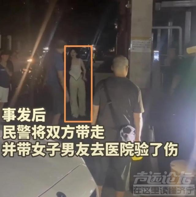 继董小姐后，成都再登热搜，被三名男子强迫陪酒，女子穿着惹争议-10.jpg