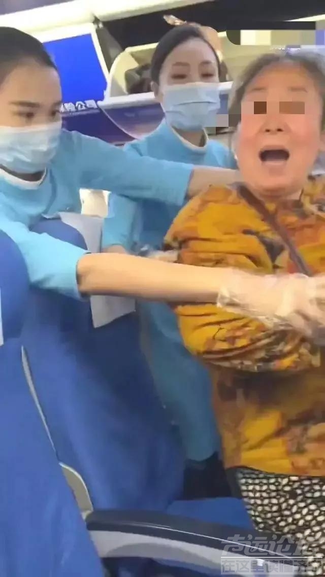 "必须给老人让座！"飞机惊现老太占座，遭拒后却被升舱引争议！-5.jpg