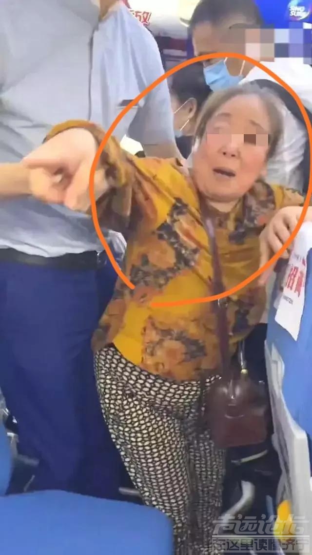 "必须给老人让座！"飞机惊现老太占座，遭拒后却被升舱引争议！-4.jpg