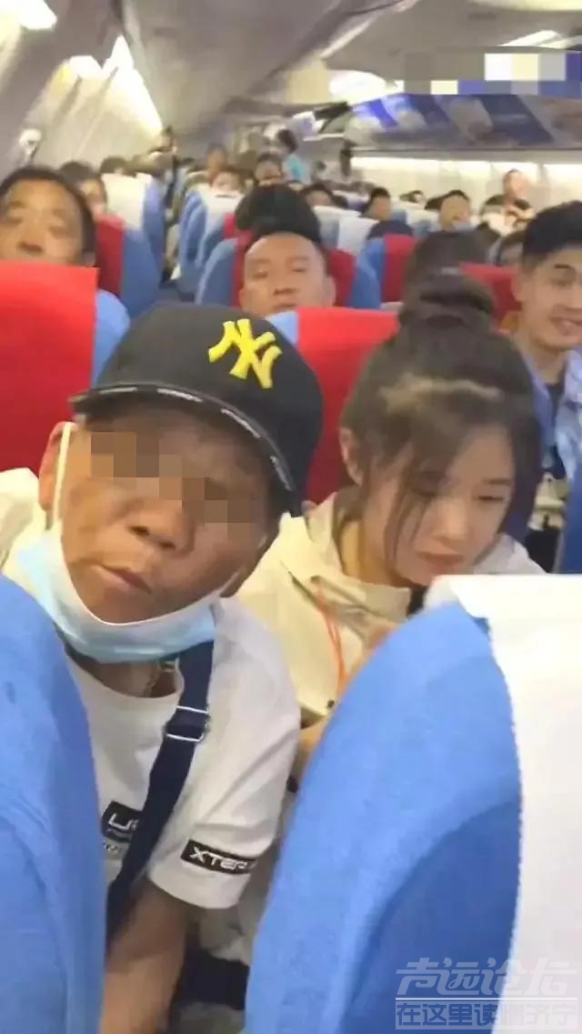 "必须给老人让座！"飞机惊现老太占座，遭拒后却被升舱引争议！-6.jpg