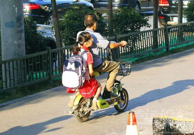 7月1日起严查电动车，家长：怎么接孩子才不会被罚？交警给出建议-6.jpg