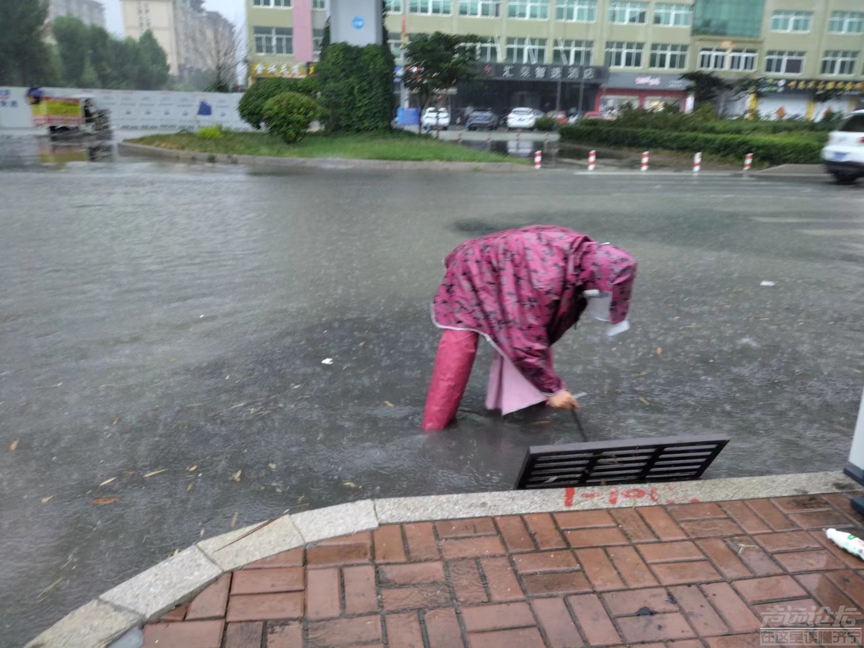 大济宁搞了一年的雨污分流……抽了一年的下水管道……又辛苦了我们的环卫人-1.jpg