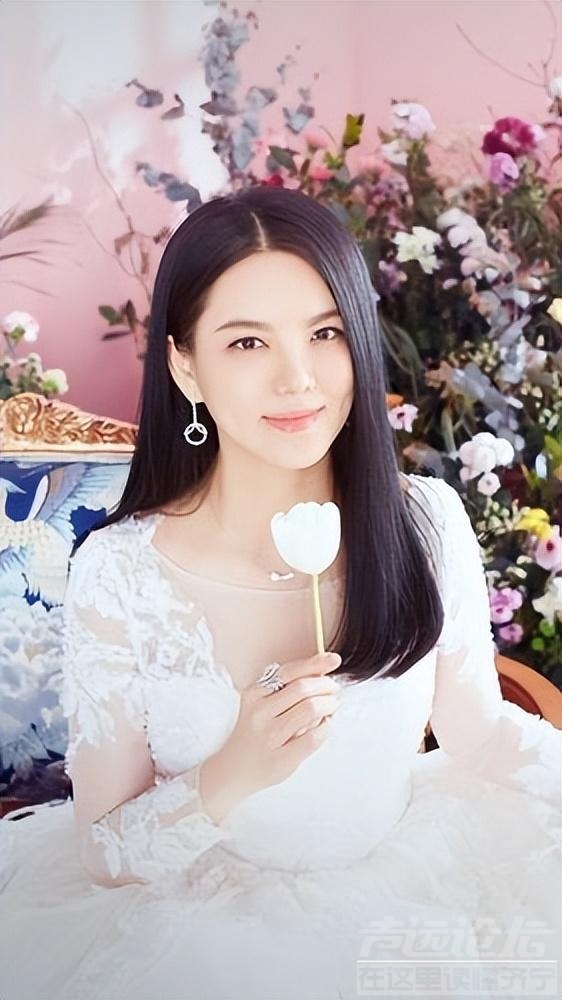 一位送女儿10万玩具熊，一位让女儿摆摊赚钱，如今差距一目了然-14.jpg