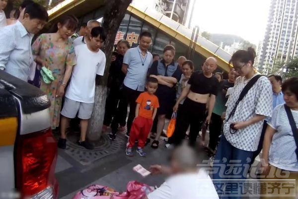 “没用了，拿去吧” 老人提66万元现金到街头逢人就塞、扔向路边……-1.jpg