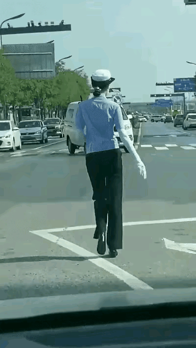 闹大了！执勤女交警因戴防晒袖，穿高跟鞋，走路姿势被骂招蜂引蝶-7.jpg