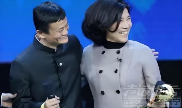 马云问董明珠：对我这样的男人会心动吗？董明珠的回答获全场称赞-4.jpg