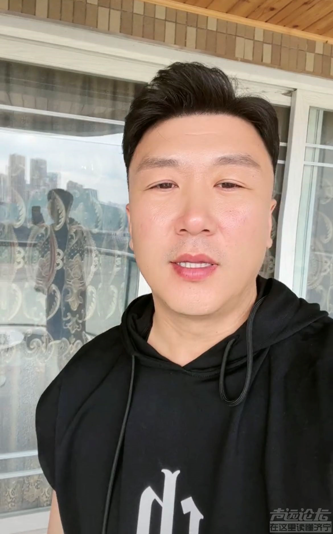 知名男主持人辞职 宣称与电视台发生冲突 揭露收入不丰厚 未拥有房产和汽车仍租房-3.jpg