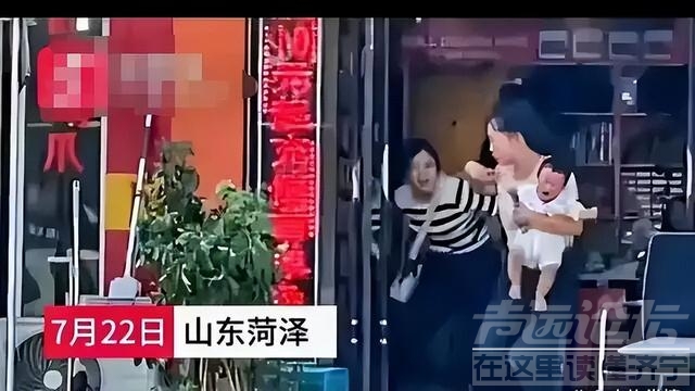 山东男子当街殴打妻子和路人，扒下妻子上衣，硬将妻子扔车里带走-2.jpg