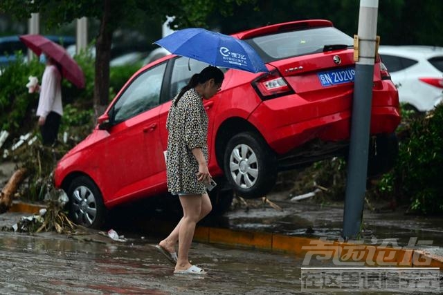 直击｜北京门头沟洪水已退：抛锚车辆横七竖八，道路泥泞-1.jpg