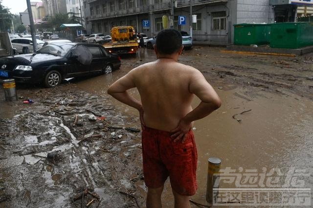 直击｜北京门头沟洪水已退：抛锚车辆横七竖八，道路泥泞-2.jpg