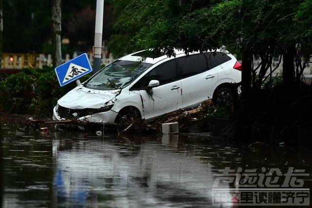 直击｜北京门头沟洪水已退：抛锚车辆横七竖八，道路泥泞-4.jpg