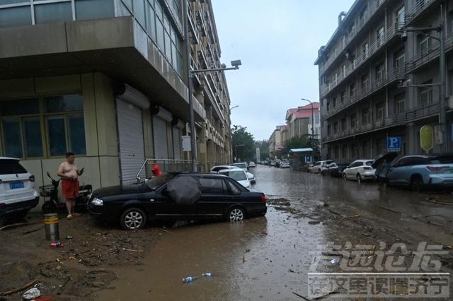 直击｜北京门头沟洪水已退：抛锚车辆横七竖八，道路泥泞-6.jpg