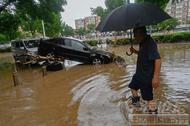 直击｜北京门头沟洪水已退：抛锚车辆横七竖八，道路泥泞-9.jpg