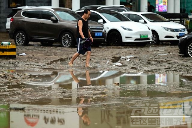 直击｜北京门头沟洪水已退：抛锚车辆横七竖八，道路泥泞-7.jpg