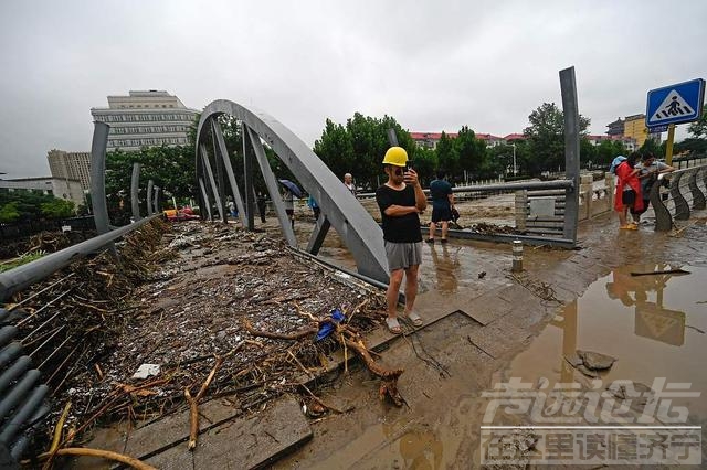 直击｜北京门头沟洪水已退：抛锚车辆横七竖八，道路泥泞-5.jpg