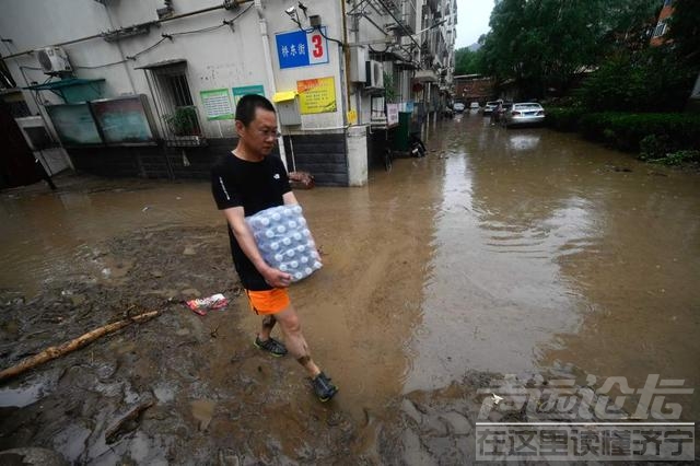 直击｜北京门头沟洪水已退：抛锚车辆横七竖八，道路泥泞-8.jpg