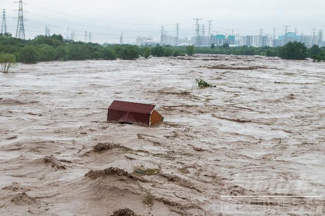 直击｜北京门头沟洪水已退：抛锚车辆横七竖八，道路泥泞-12.jpg