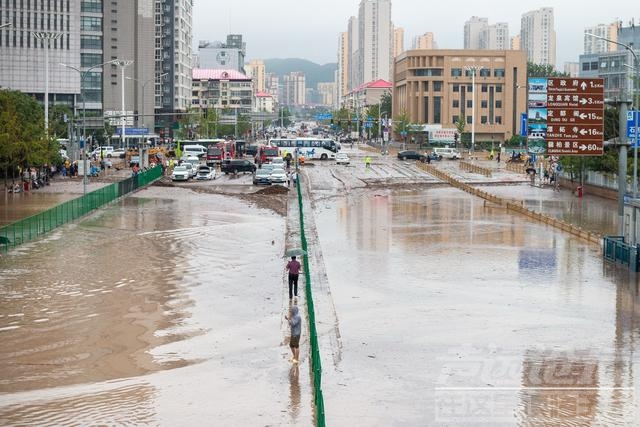 直击｜北京门头沟洪水已退：抛锚车辆横七竖八，道路泥泞-13.jpg