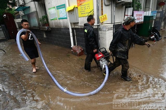 直击｜北京门头沟洪水已退：抛锚车辆横七竖八，道路泥泞-10.jpg