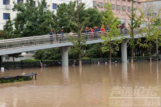 直击｜北京门头沟洪水已退：抛锚车辆横七竖八，道路泥泞-14.jpg