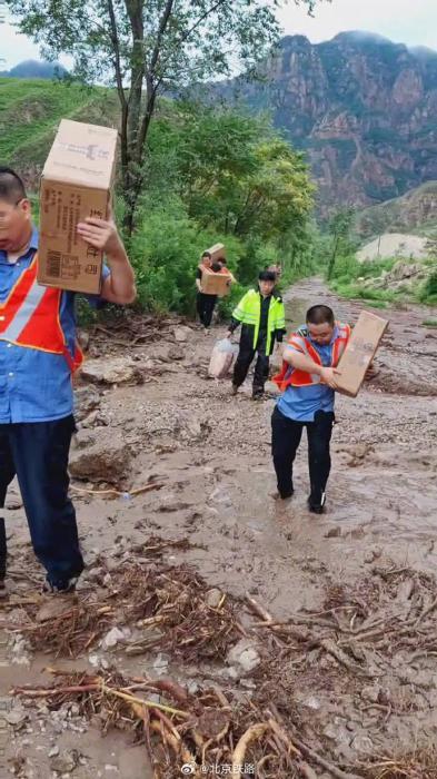 北京被困列车旅客回忆：最艰难时6个人分到一瓶水-1.jpg