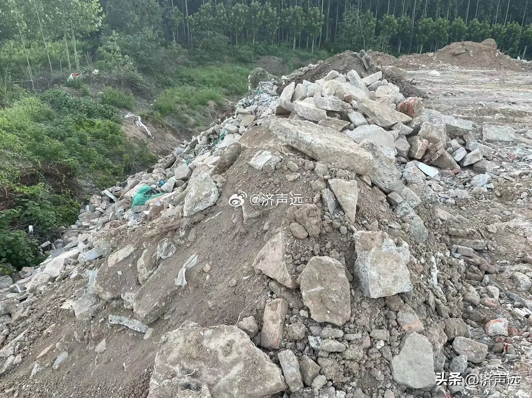 任城区李营街道违规倾倒建筑垃圾-3.jpg