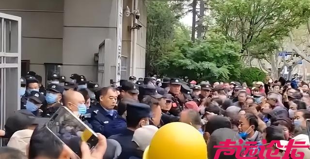 老人集体下跪，山东立金所卷款跑路，场面人山人海，太扎心！-7.jpg