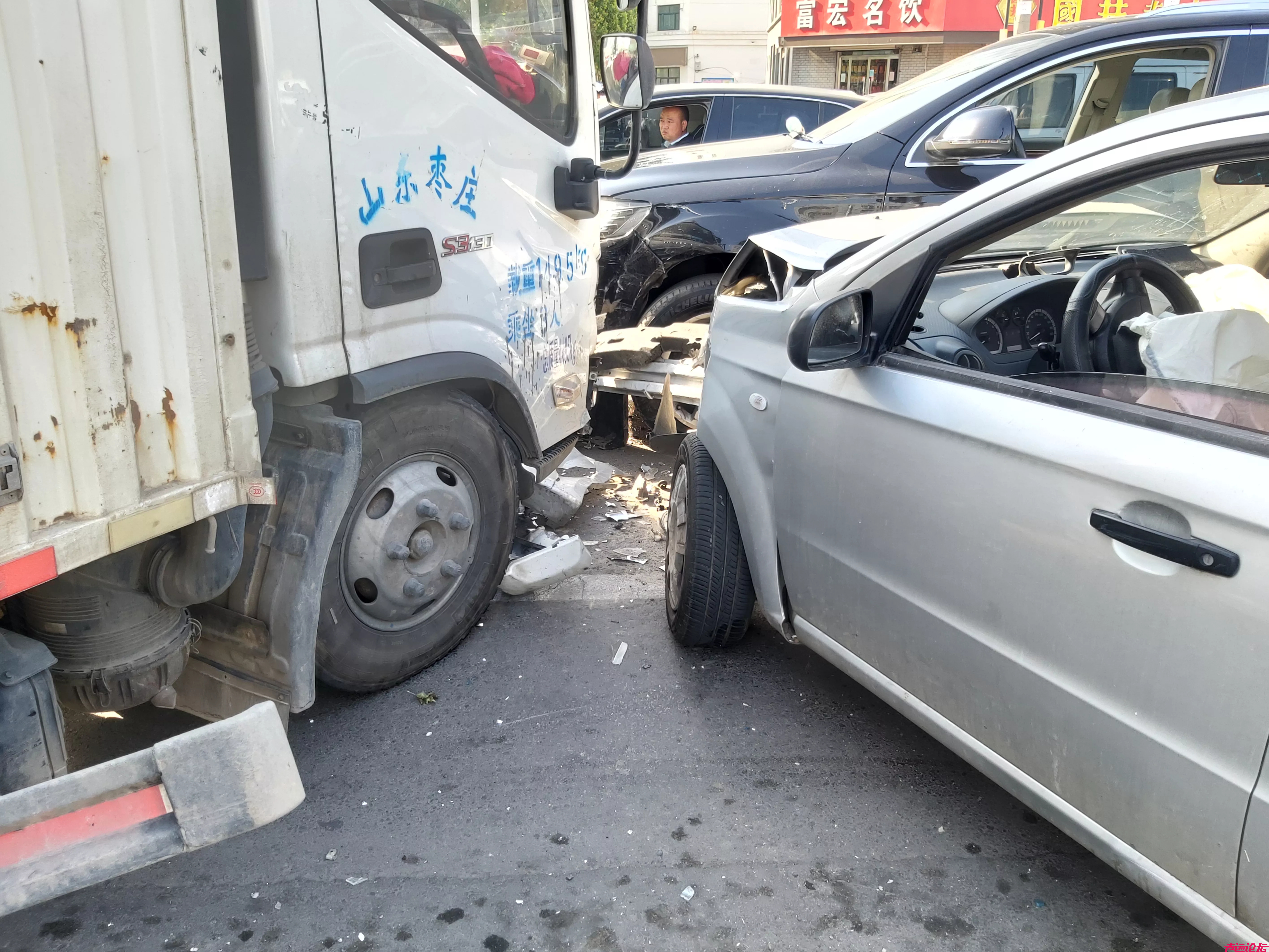 昨天下午在车站路和运河路交叉口发生一起7车连撞交通事故-1.jpg