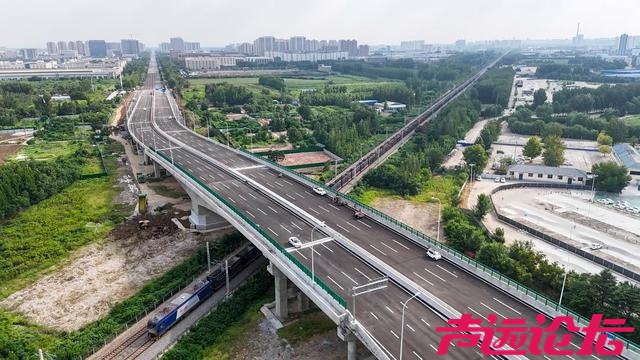 济宁市海川路北延跨越新兖铁路立交桥通车-2.jpg