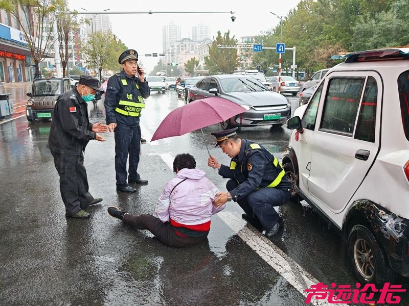 雨中温情！老人驾车出意外 济宁城管紧急救助-1.jpeg