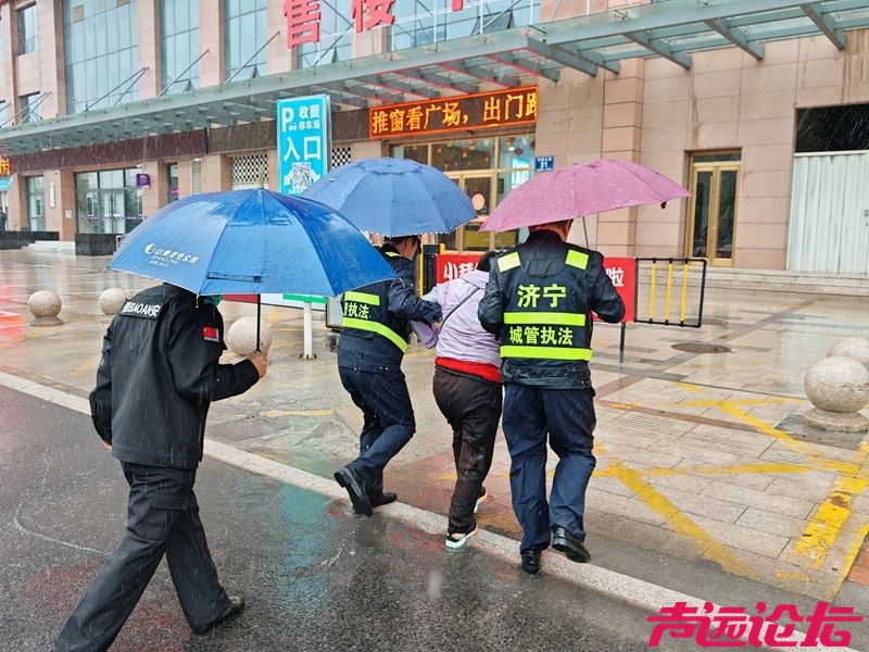 雨中温情！老人驾车出意外 济宁城管紧急救助-3.jpeg