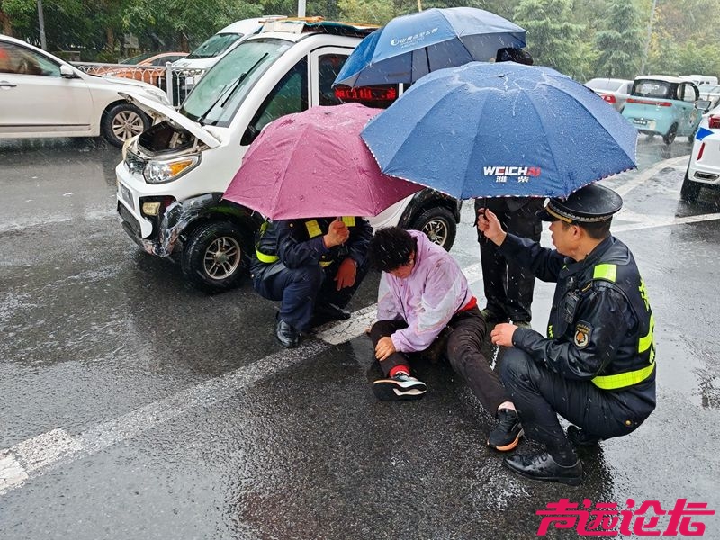 雨中温情！老人驾车出意外 济宁城管紧急救助-2.jpeg