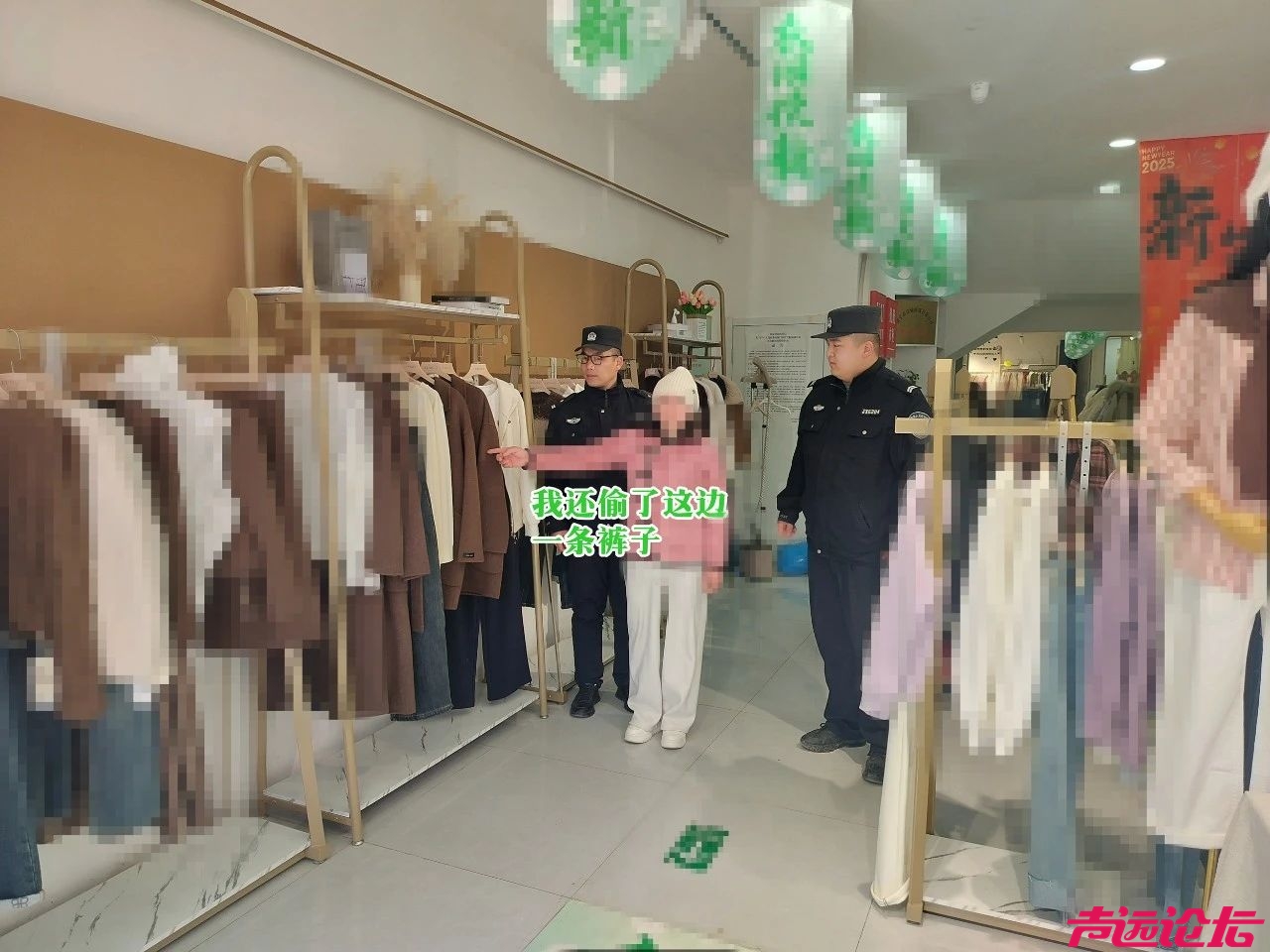 曝光！济宁一女子逛服装店顺手牵“衣”！-8.jpg