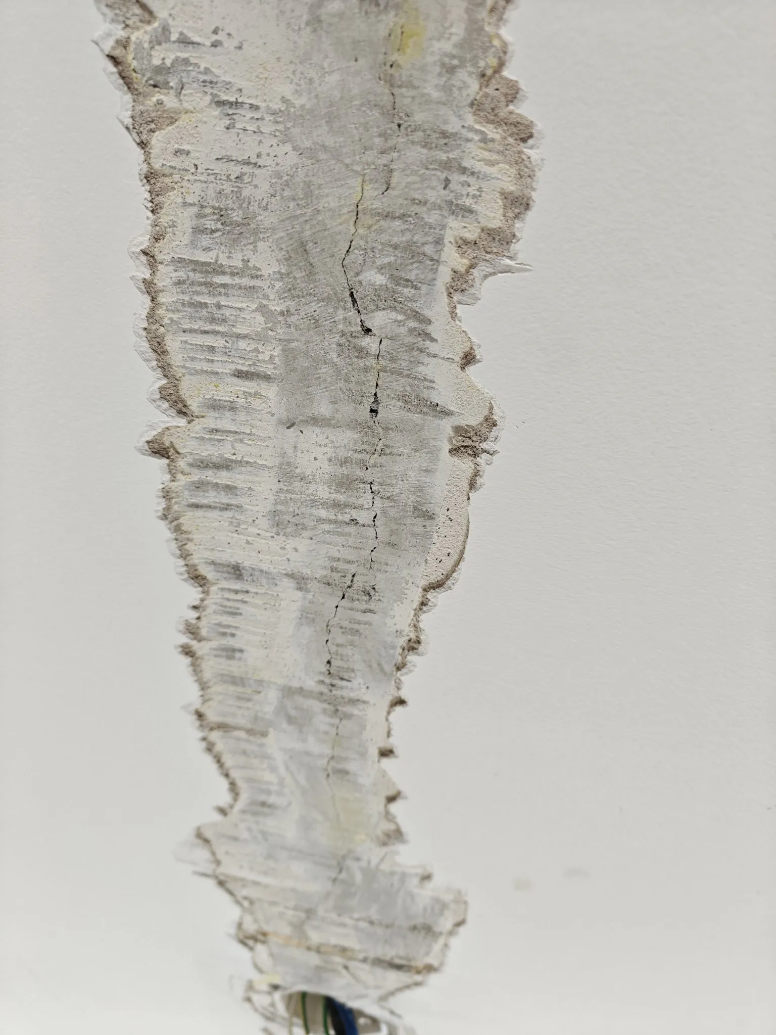 济宁市任城区华地公元壹品，主体结构楼板多处开裂，卧室顶板叠合板断裂-7.jpg