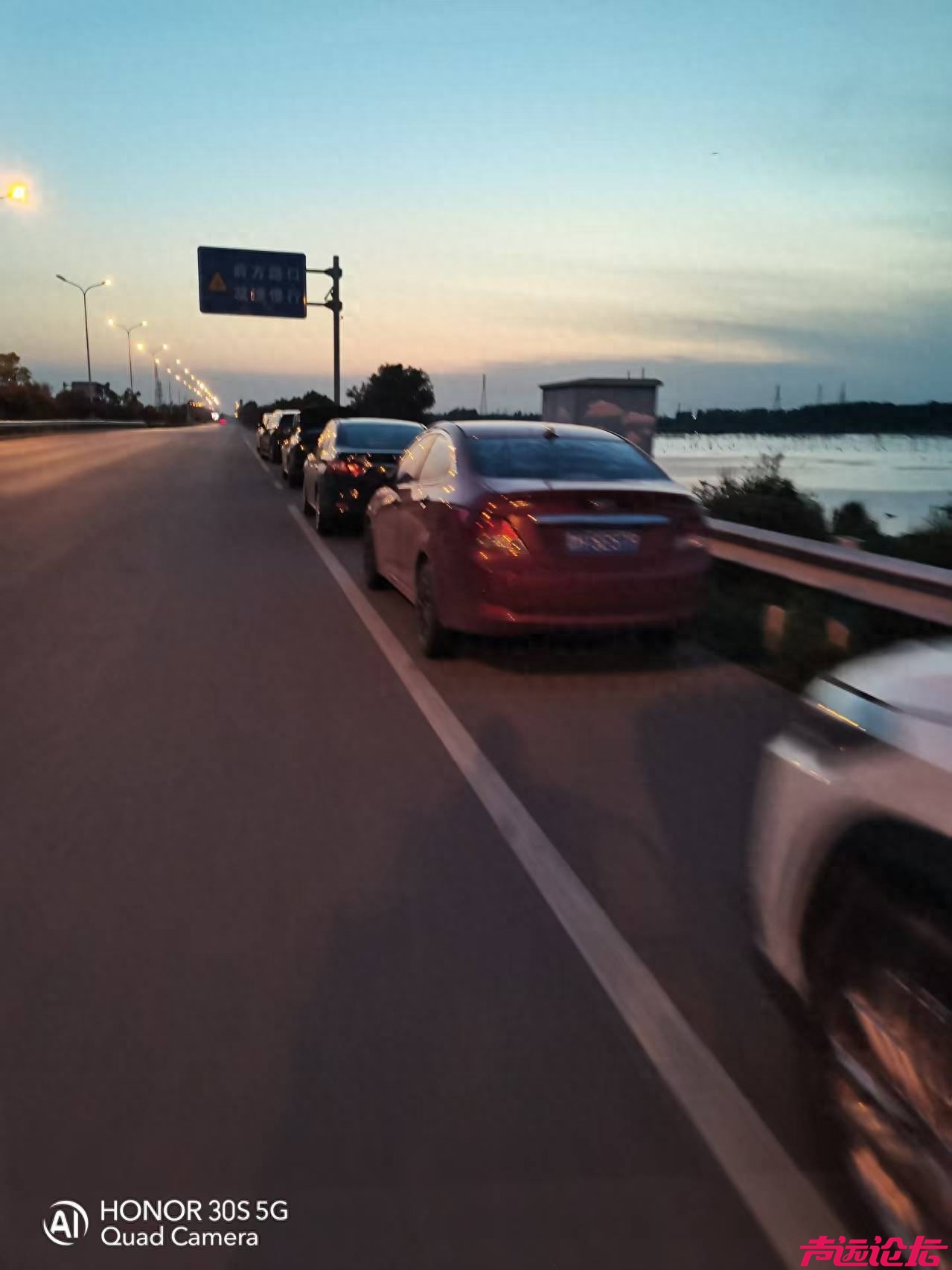 早5点半起私家车“霸占”孟子大道-1.jpg