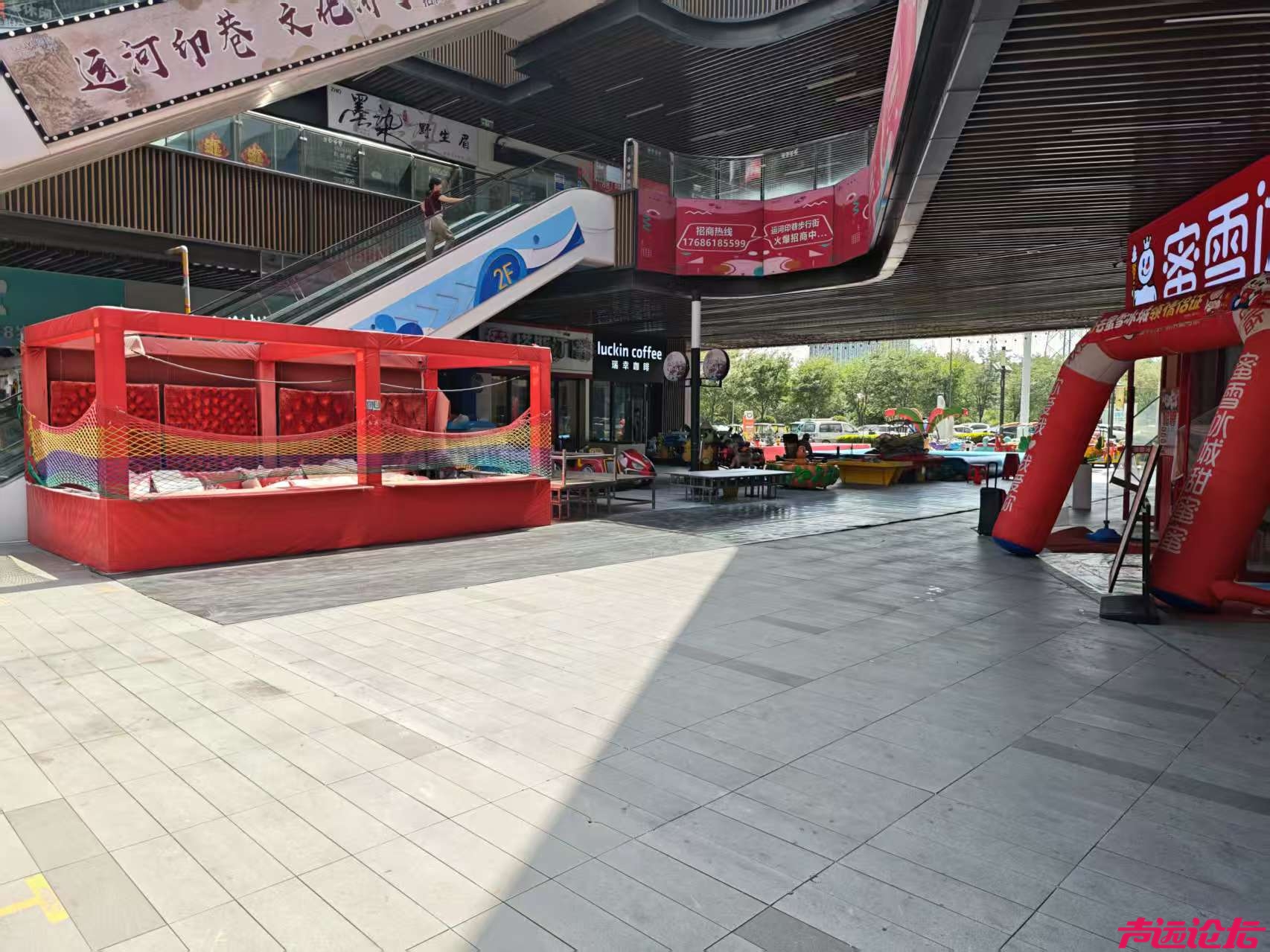 太白湖区吾悦广场金街存在严重安全隐患，两侧都是餐饮商户，有大功率电器和天然气管道-1.jpg