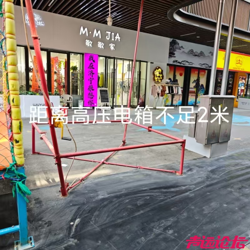 太白湖区吾悦广场金街存在严重安全隐患，两侧都是餐饮商户，有大功率电器和天然气管道-3.jpg