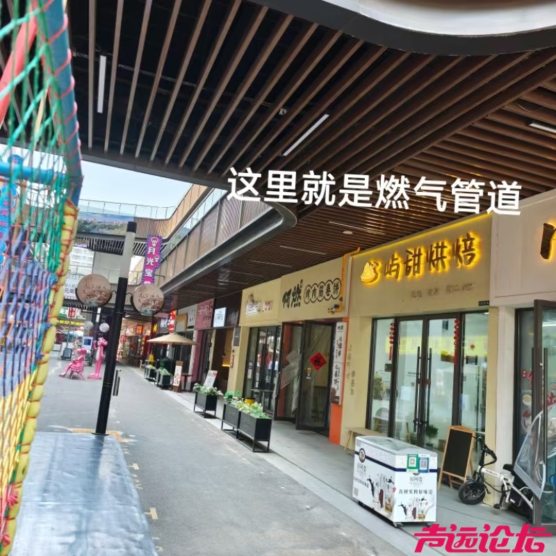 太白湖区吾悦广场金街存在严重安全隐患，两侧都是餐饮商户，有大功率电器和天然气管道-2.jpg
