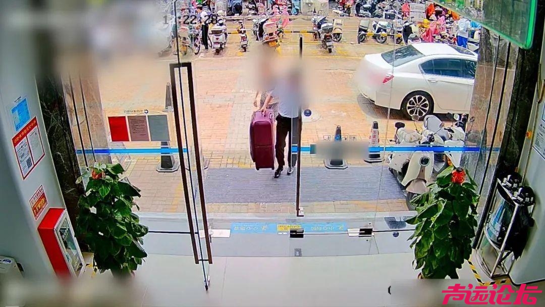 取500万元现金，快递给网恋男友，警察劝阻其近2小时-1.jpg