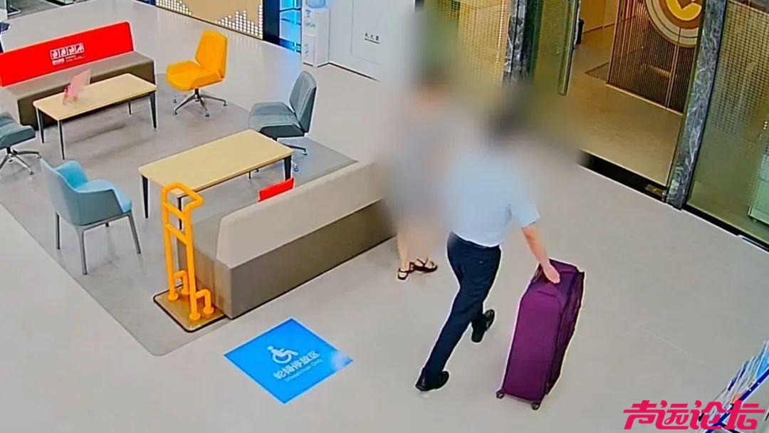 取500万元现金，快递给网恋男友，警察劝阻其近2小时-2.jpg