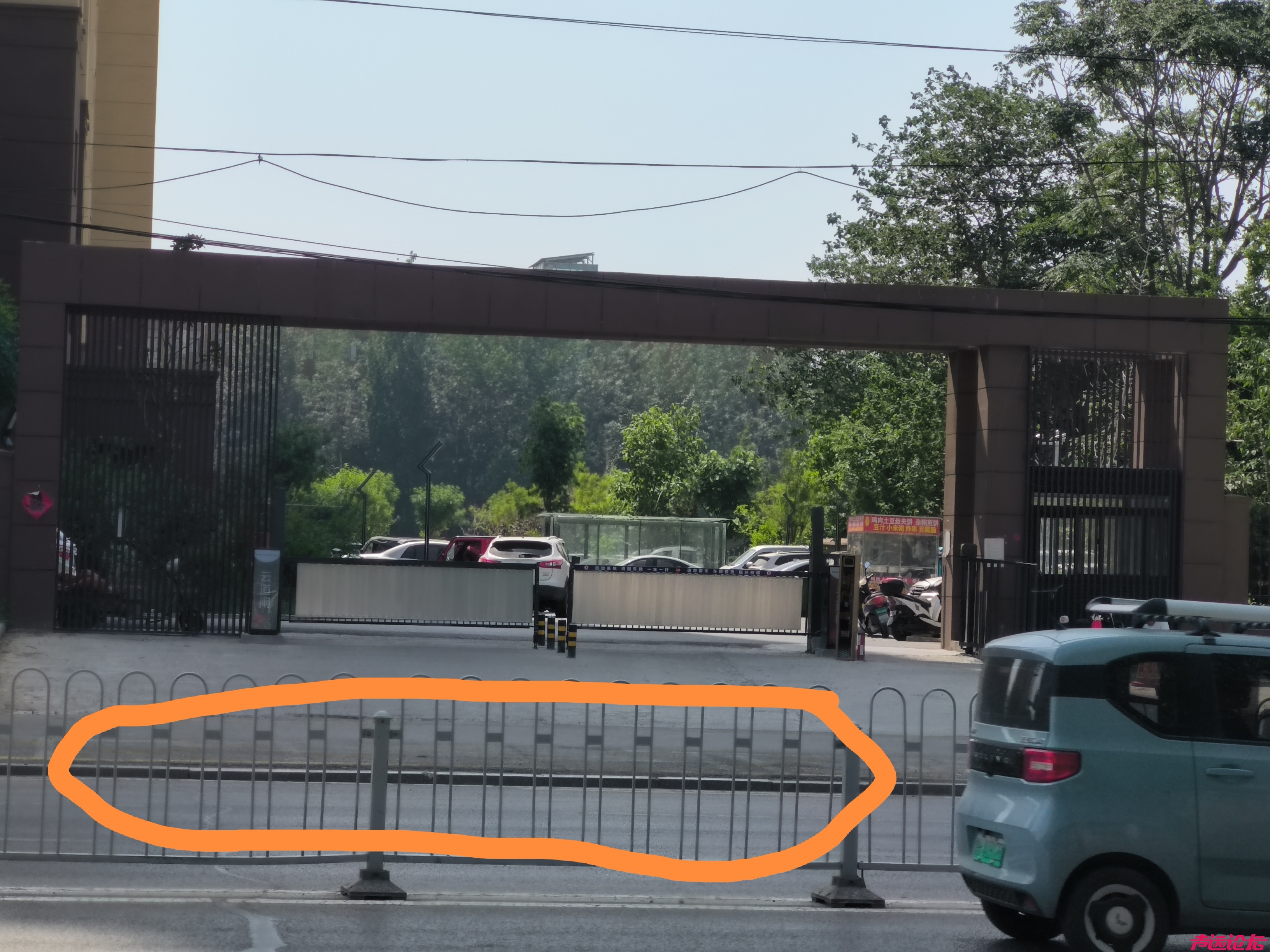 抬车推娃太费劲！济宁苗营居民呼吁：20厘米台阶改成“民生坡道”-2.jpg