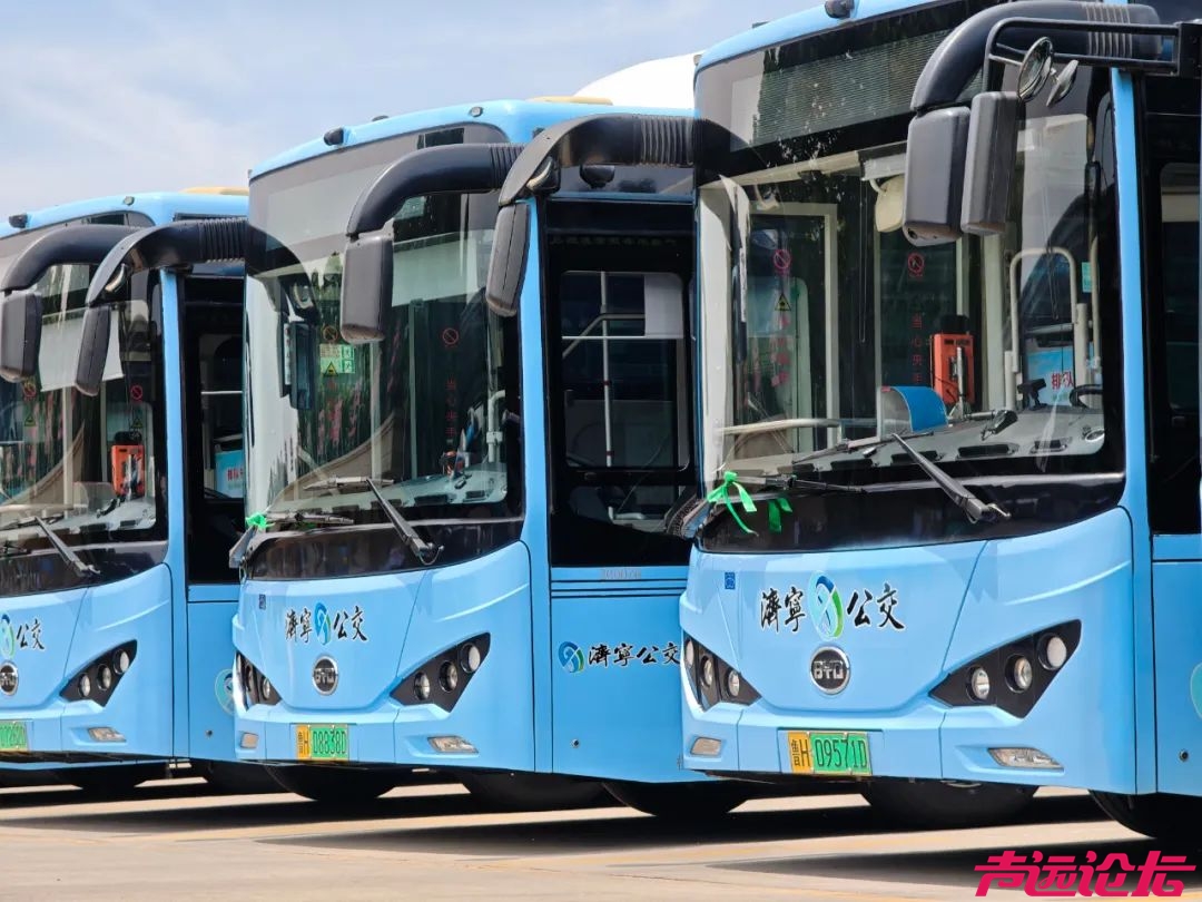 护航梦想 爱心助考——济宁公交集团“绿丝带”爱心送考护考行动温暖启航-2.jpg