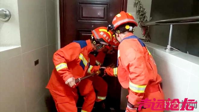 智能门锁突发故障，一高考考生被困家中无法出门，消防员火速上门开锁-1.jpg